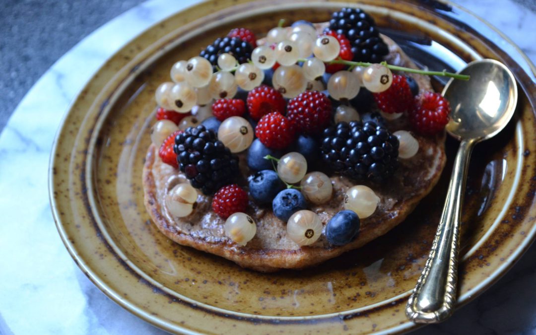 Volkorenpancake met amandelboter en rood fruit